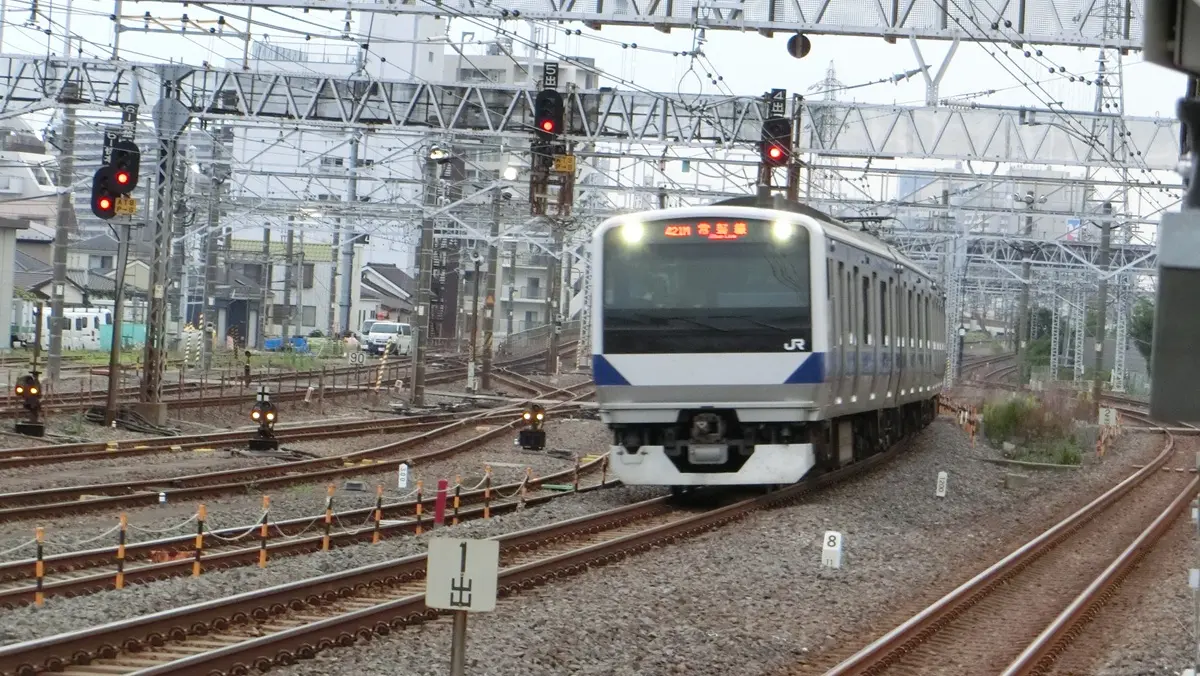 The E531 series train, the same type as the JR Mito Line, passes through Kanamachi Station