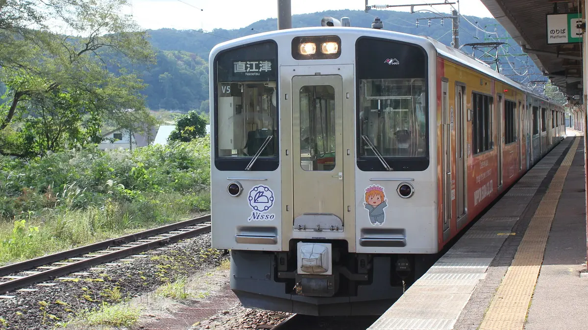 Myoko Haneuma Line E127 series train waiting to depart at Myoko Kogen Station