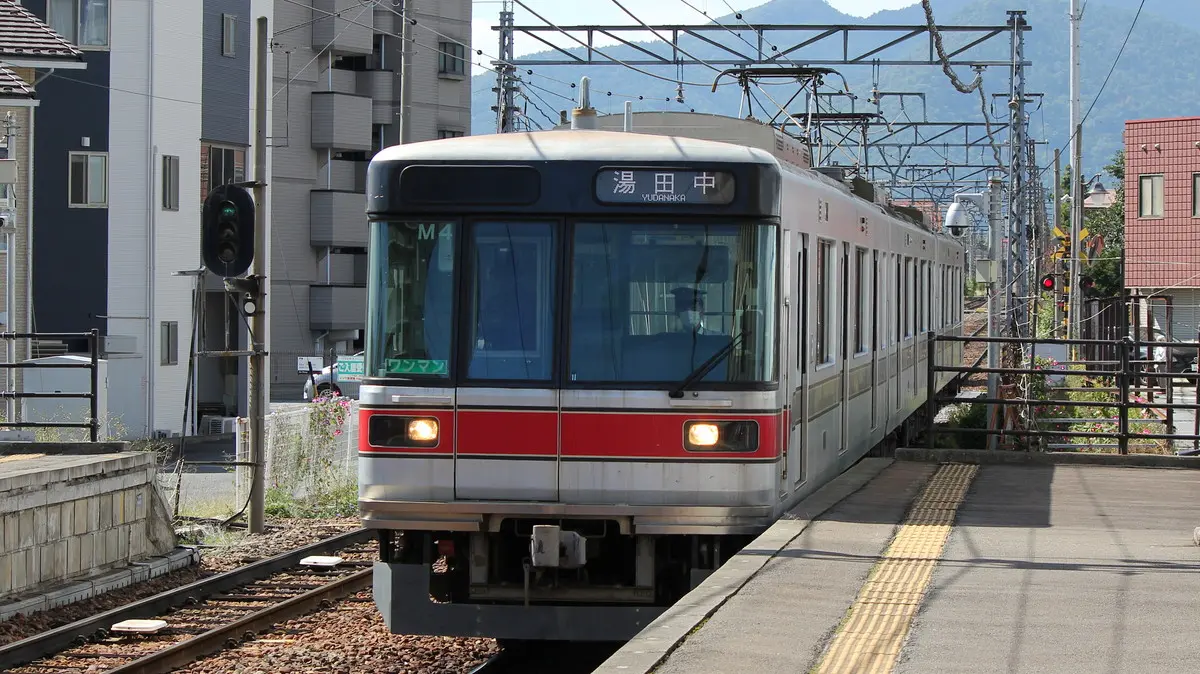 Nagano Electric Railway Line 3000 series train arriving at Shinano Yoshida Station