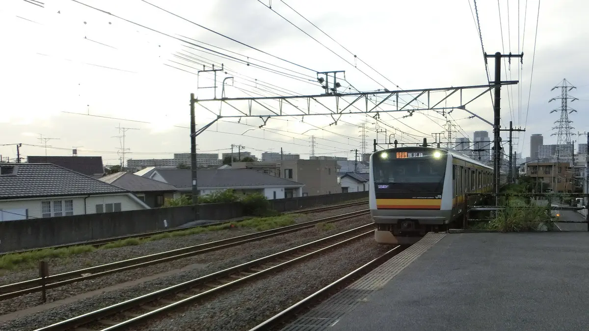 尻手駅に到着するE233系南武線電車