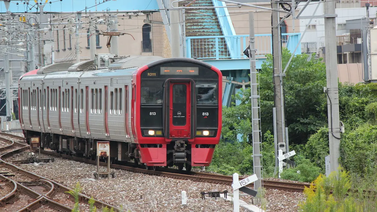 Nippo Main Line 813 series train heading towards Nishi-Kokura Station