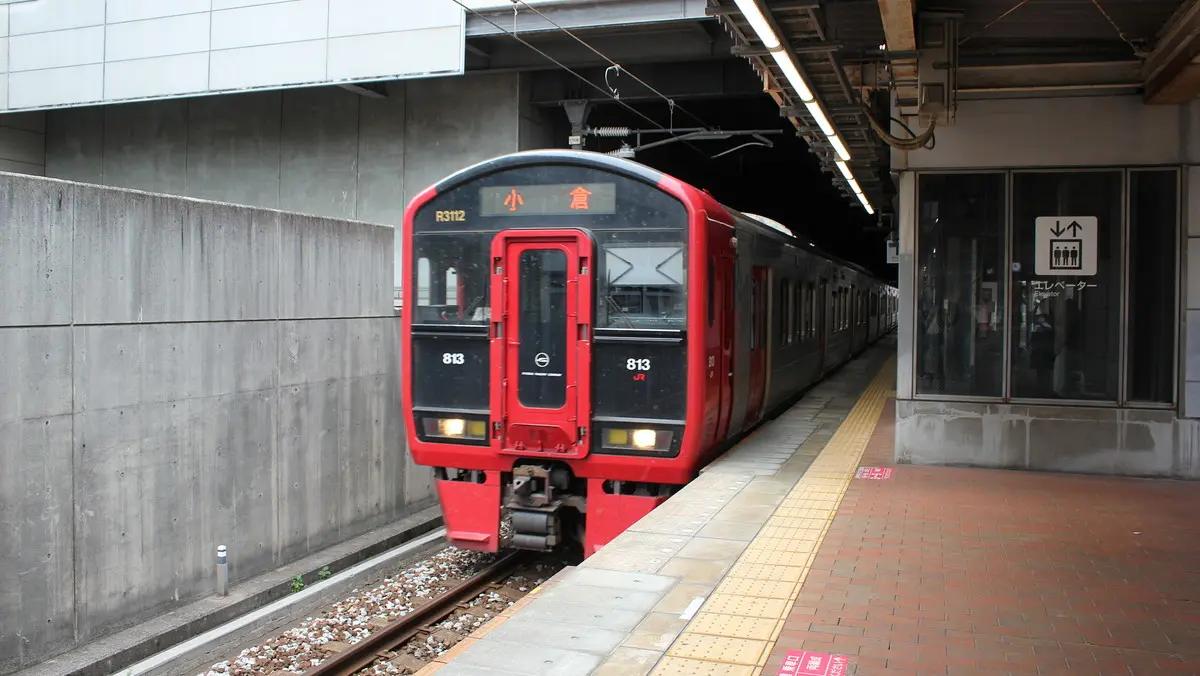 小倉駅に到着した日豊本線813系電車