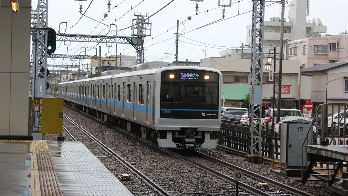 Odakyu Enoshima Line 3000 series train arriving at Shonandai Station