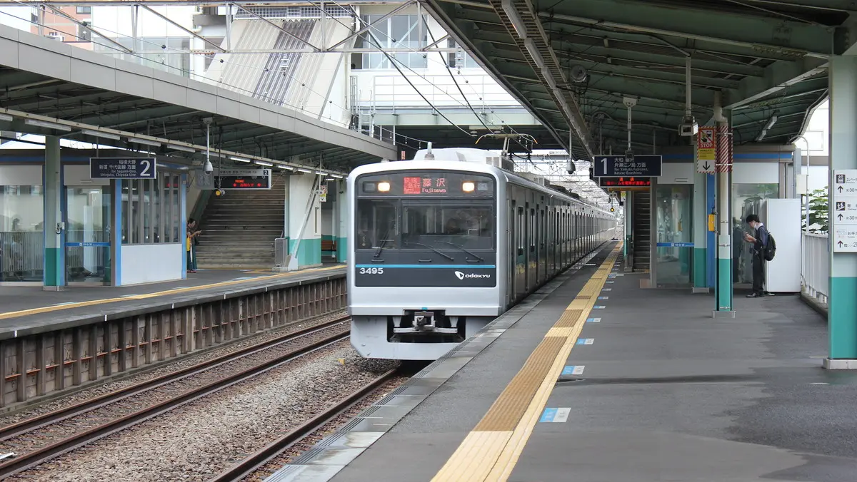 Odakyu Enoshima Line 3000 series train passing Minami-Rinkan Station