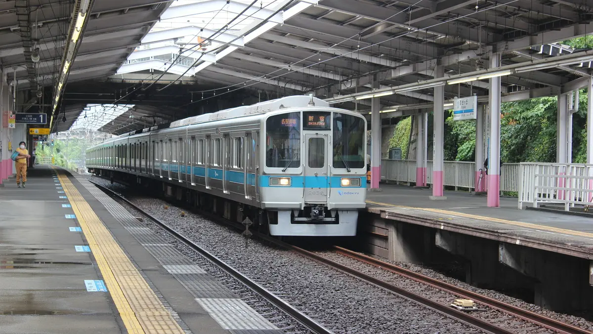 百合ヶ丘駅に到着した小田急小田原線1000形電車