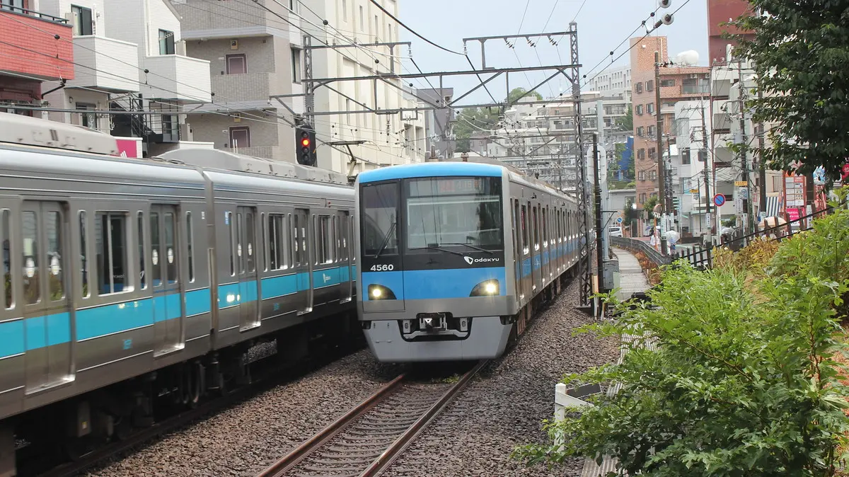 百合ヶ丘駅に向かう小田急小田原線4000形電車