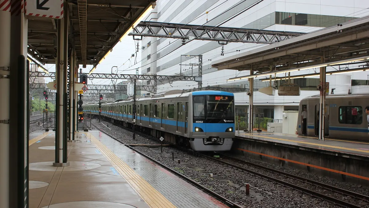 Odakyu Tama Line 4000 series train arriving at Shin-Yurigaoka Station