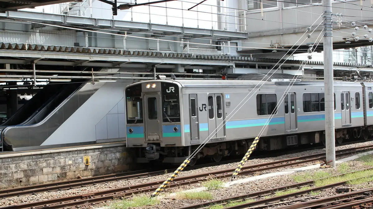 Shinonoi Line E127 series 100 train, the same model as the Oito Line, is parked at Matsumoto Station