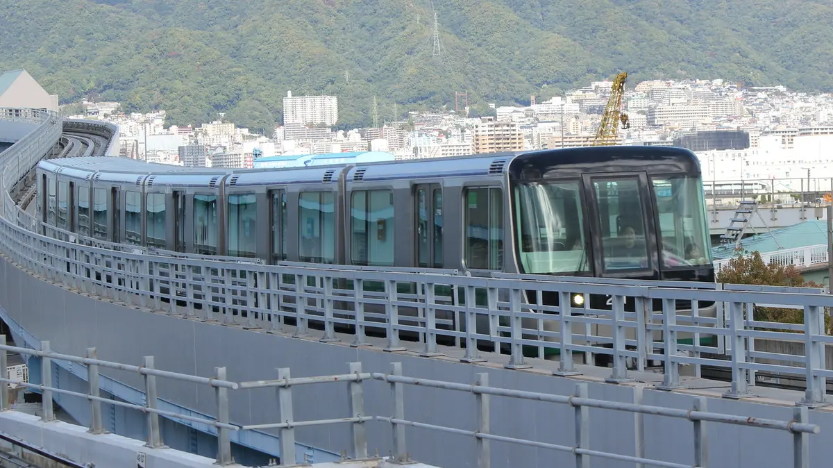 中公園駅に到着するポートライナー2000形電車