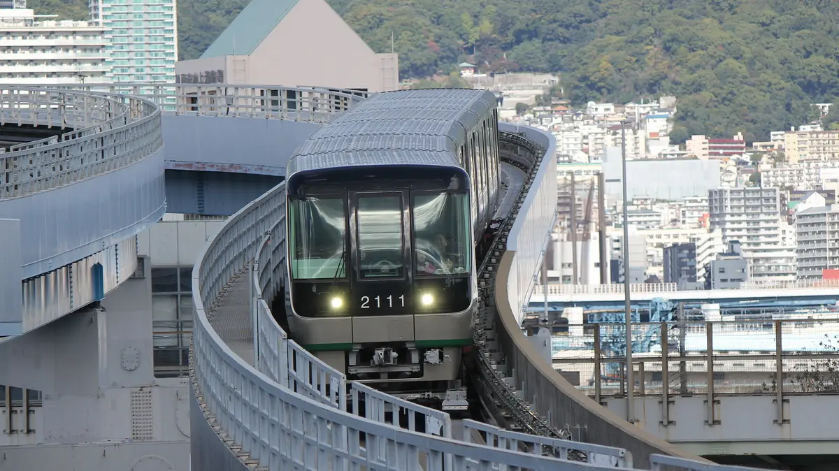 A Port Liner 2000 series train heading towards Nakakoen Station