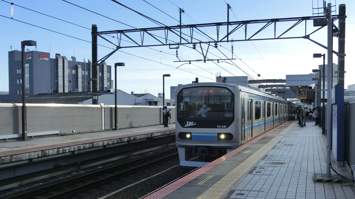 Rinkai Line 70-000 series arriving at Shinonome Station
