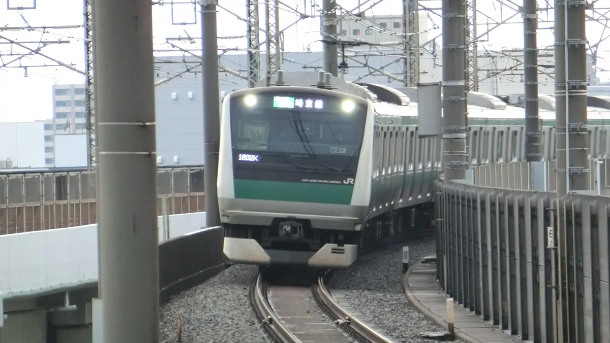 北戸田駅に到着する埼京線E233系電車