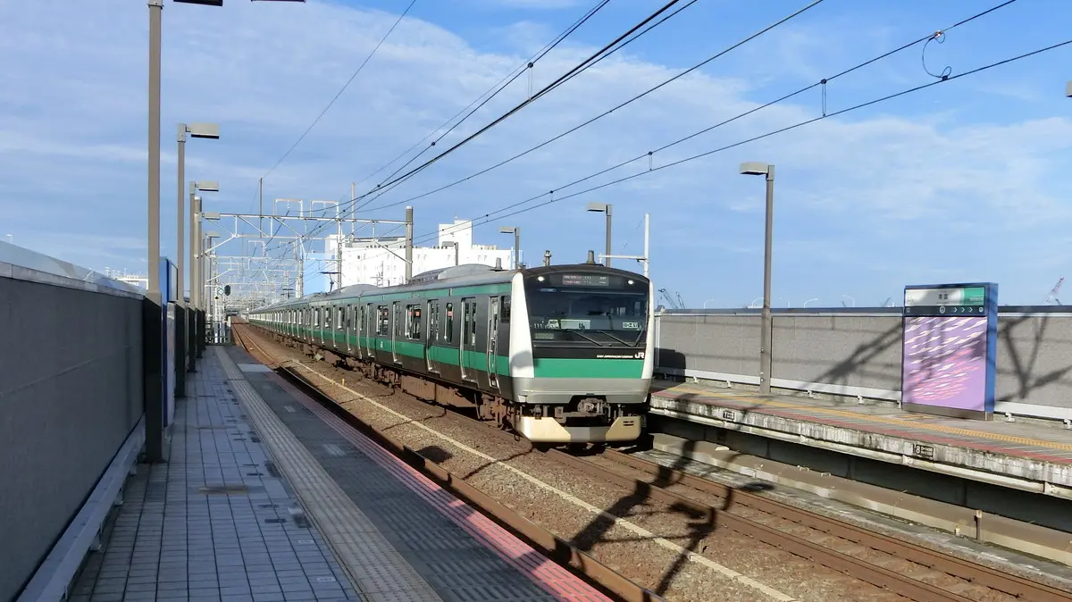 埼京線直通のE233系電車がりんかい線の東雲駅に到着