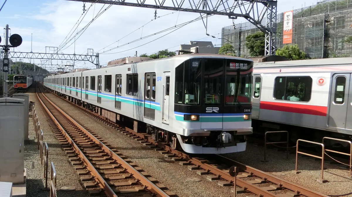 A Saitama Rapid Railway 2000 series train arrives at Tamagawa Station on the Toyoko Line