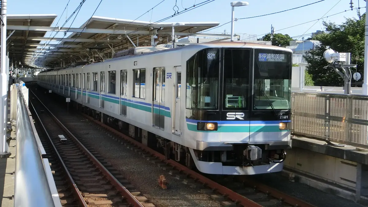 The Saitama Rapid Line 2000 series train arrives at Tamagawa Station on the Tokyu Meguro Line