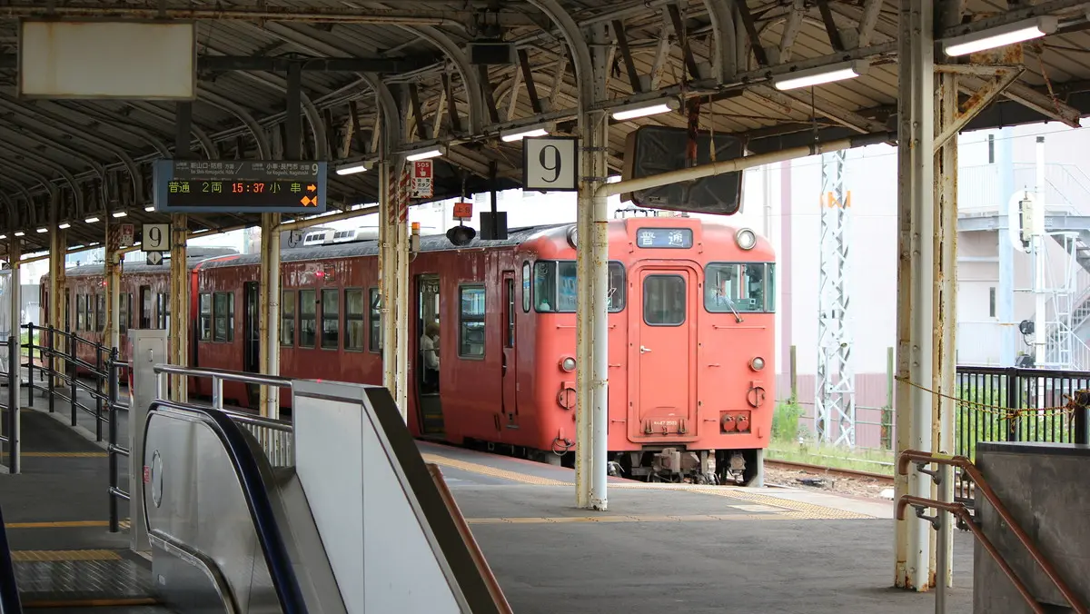Sanin Main Line Kiha 40 series diesel railcar waiting to depart at Shimonoseki Station