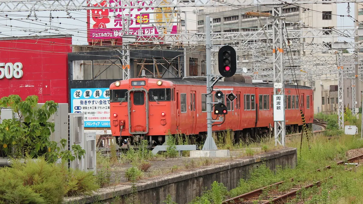 Sanin Main Line Kiha 40 series diesel railcar heading to Shimonoseki Station