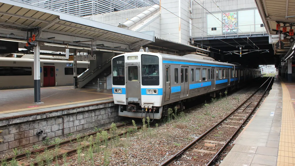 小倉駅に停車中の山陽本線415系1500番台電車