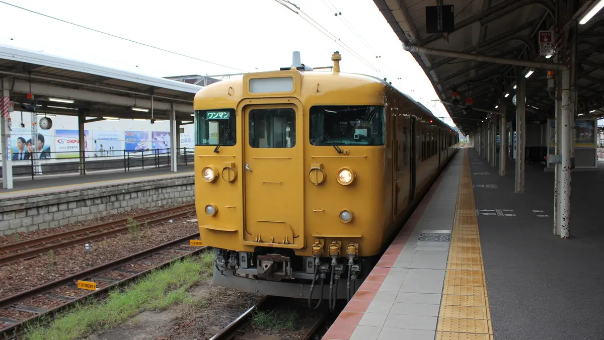 Sanyo Main Line 113 series train waiting to depart at Shimonoseki Station