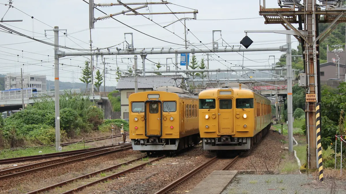 Sanyo Main Line 113 series train arriving at Shin-Shimonoseki Station