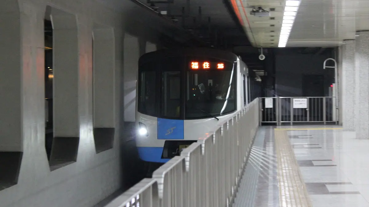 Sapporo Municipal Subway Toho Line 9000 series train arriving at Odori Station