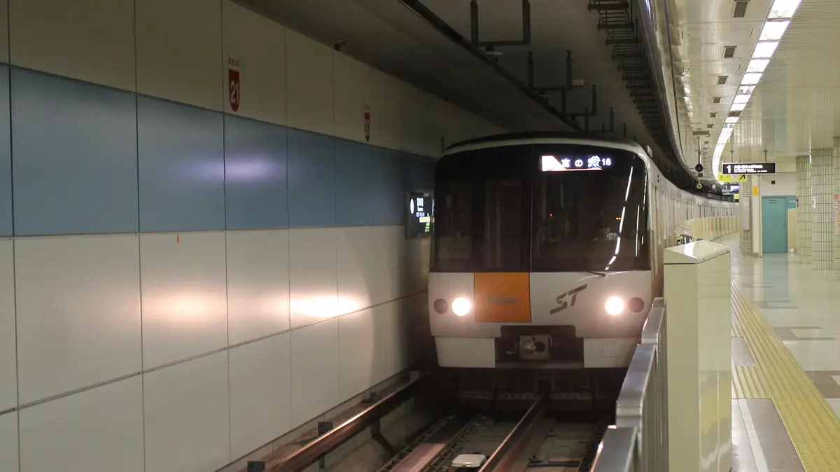 Sapporo Municipal Subway Tozai Line 8000 series train arriving at Miyanosawa Station