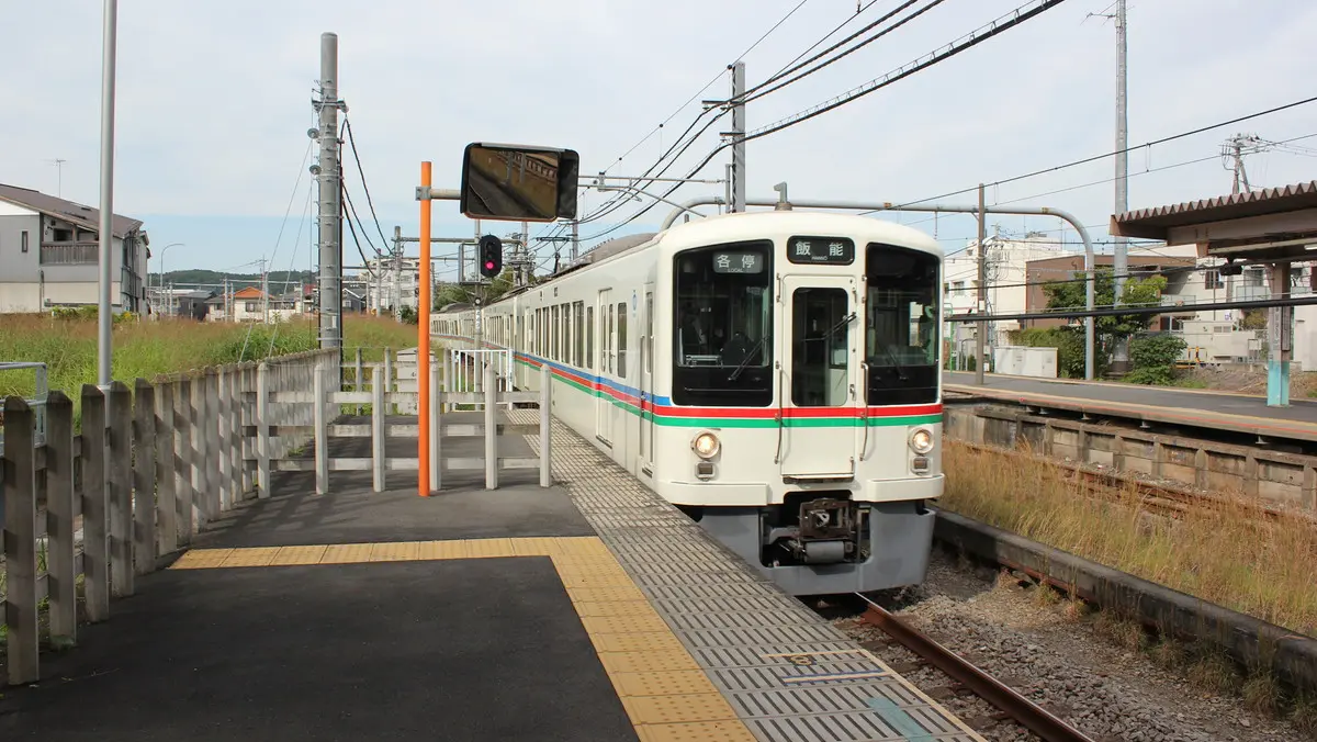 Seibu Chichibu Line 4000 series train arriving at Higashi-Hanno Station