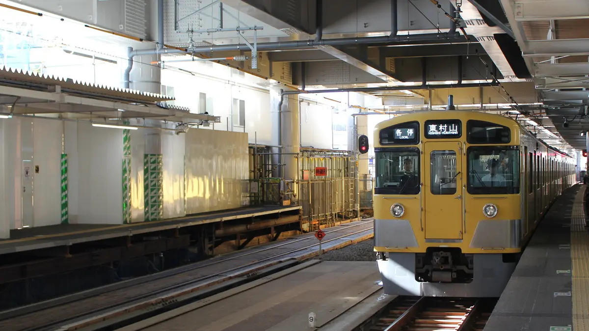 Seibuen Line 2000 series train arriving at Higashimurayama Station