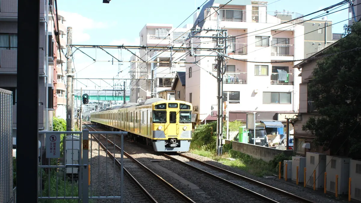 久米川駅に到着する西武新宿線2000系電車