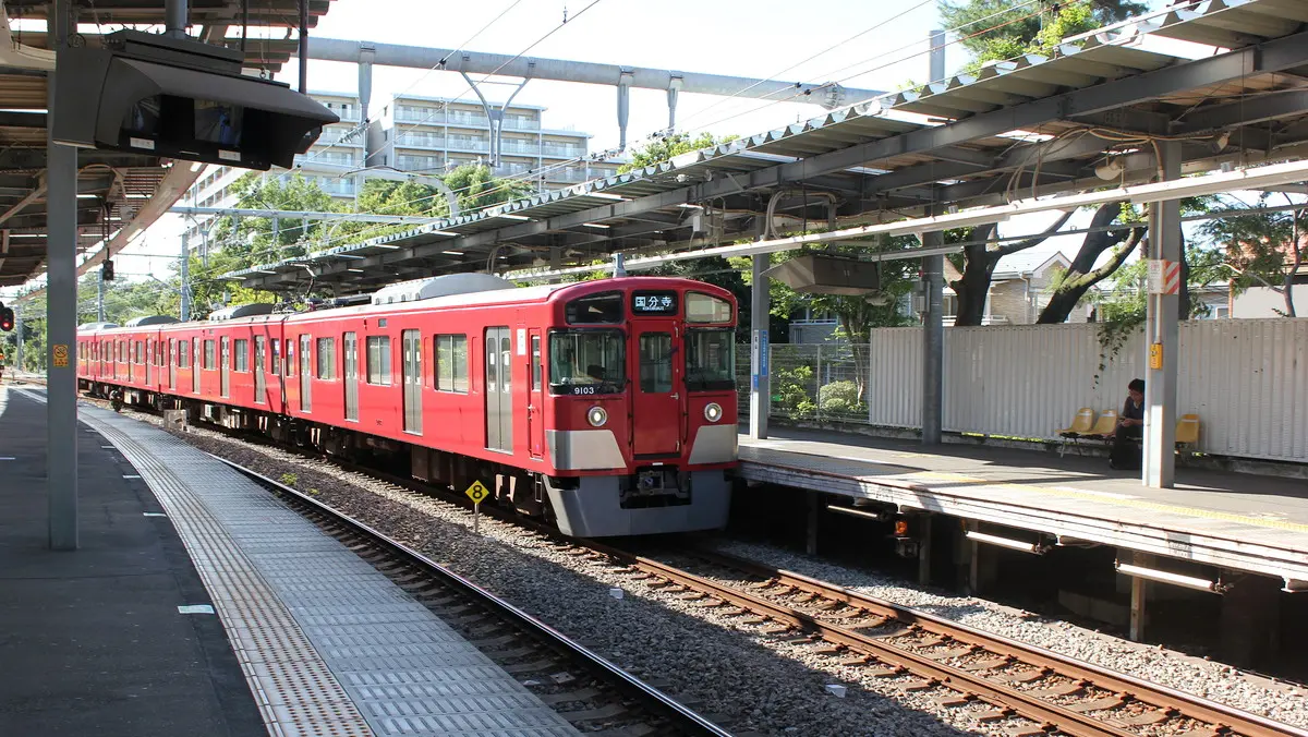 萩山駅に停車中の復刻ラッピングを施された西武多摩湖線2000系電車