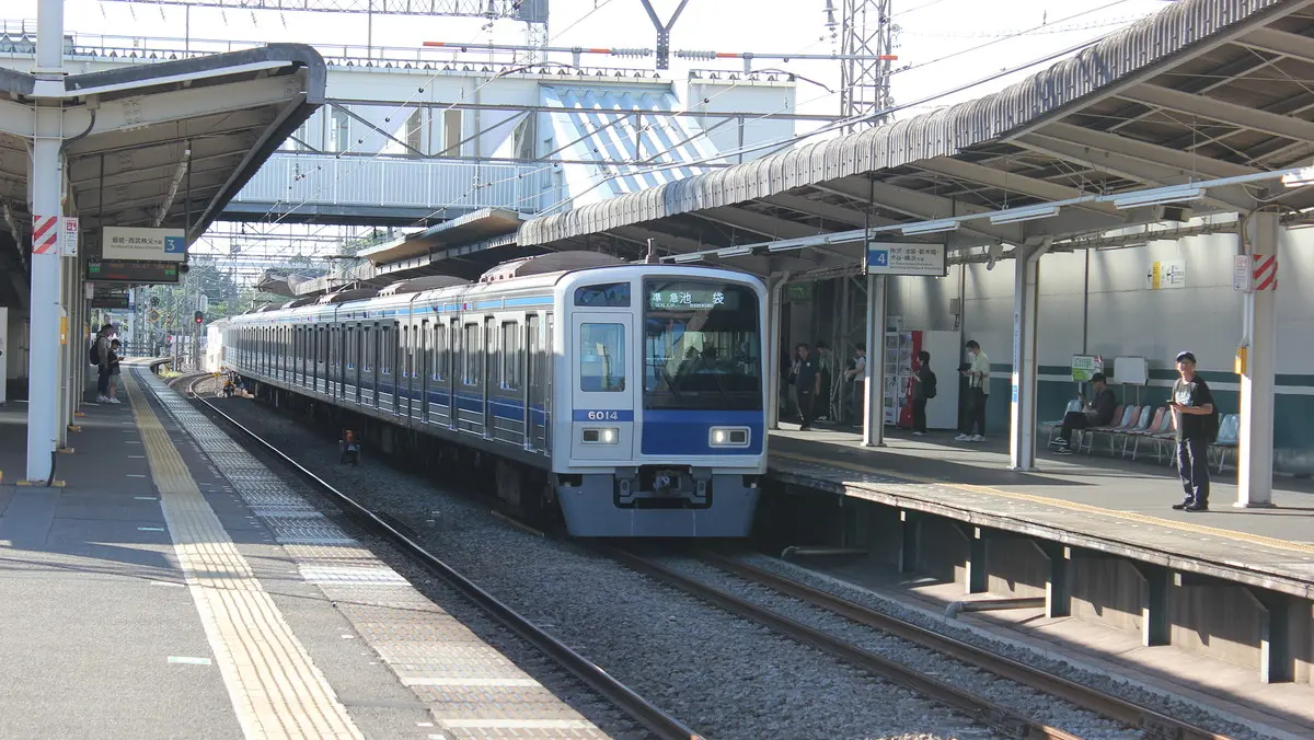 西武豊島線と同じ6000系通勤電車が西所沢駅に停車中