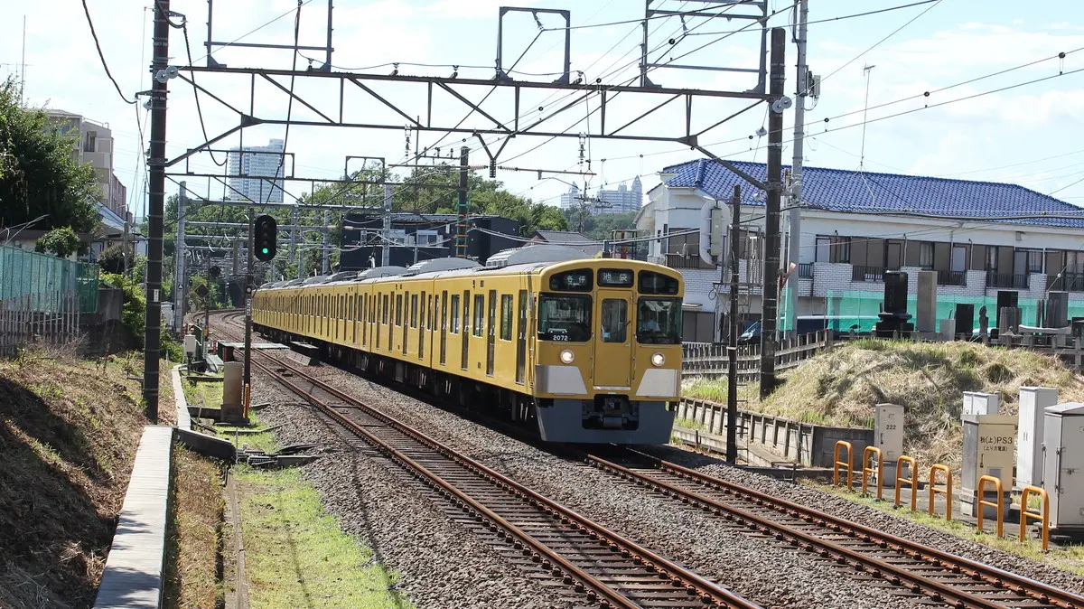 A 2000 series train, which is also used on the Seibu Toshima Line, is running towards Akitsu Station