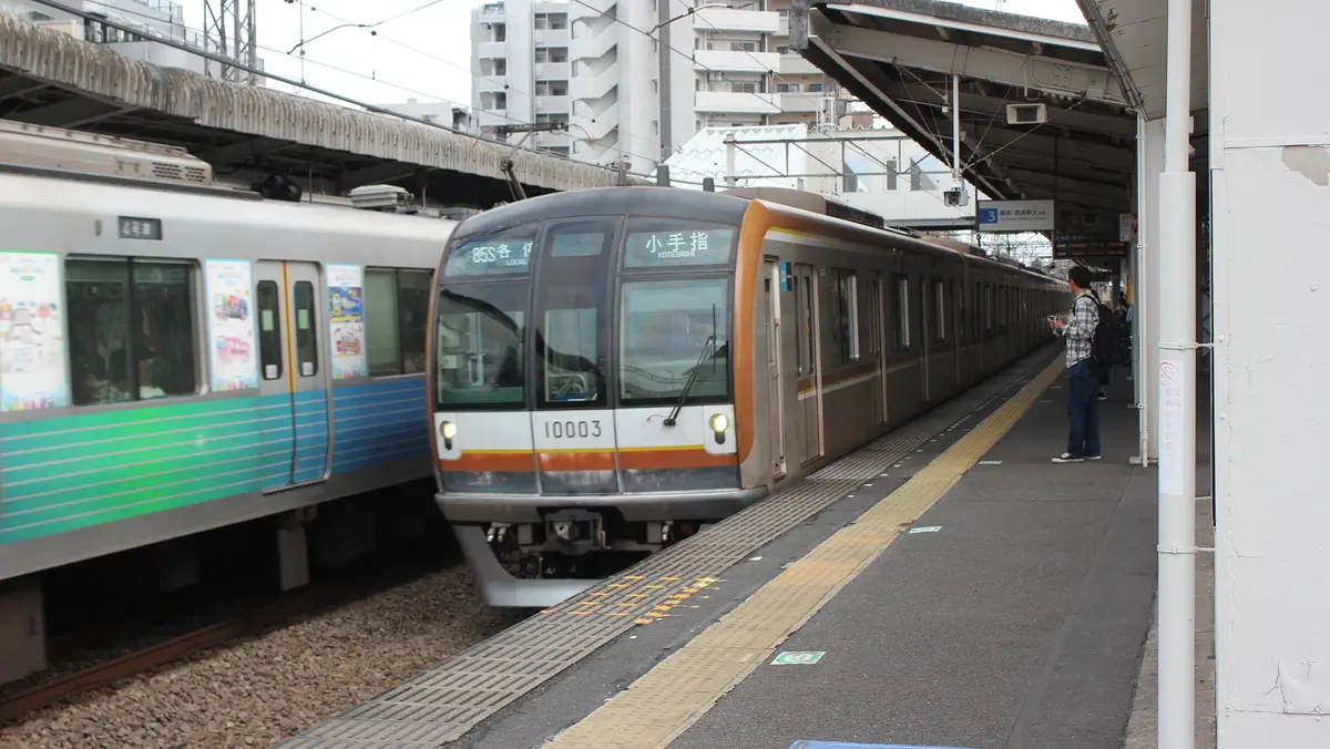 西所沢駅に到着した西武有楽町線からの直通電車