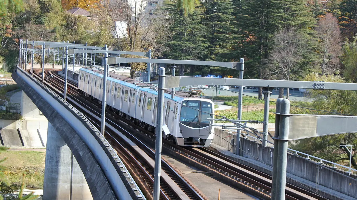 広瀬川橋梁を走る仙台市営地下鉄東西線2000系電車