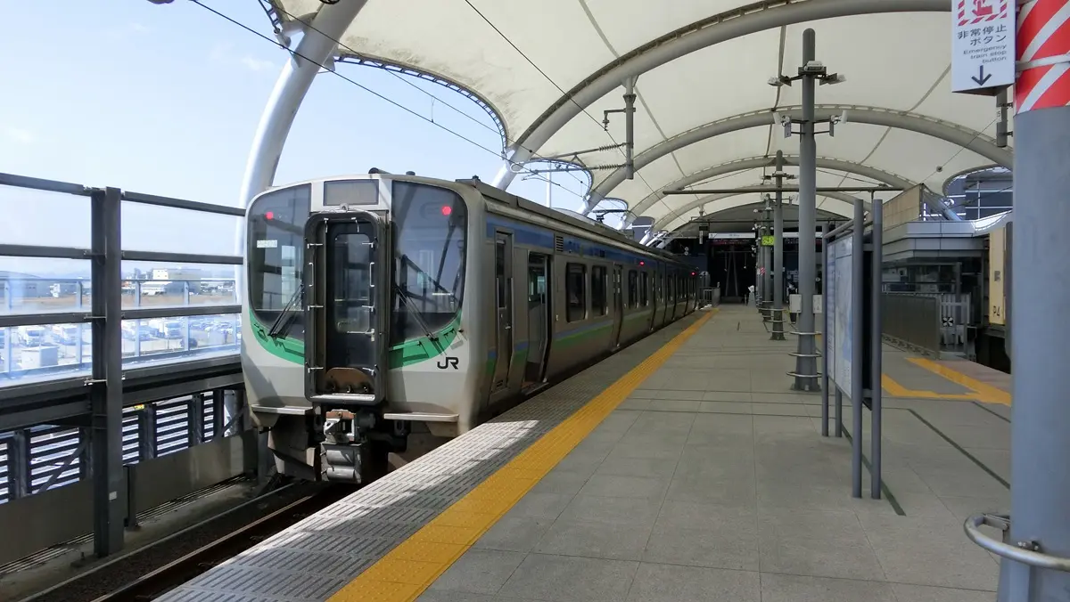 仙台空港駅に停車中の仙台空港線E721系電車