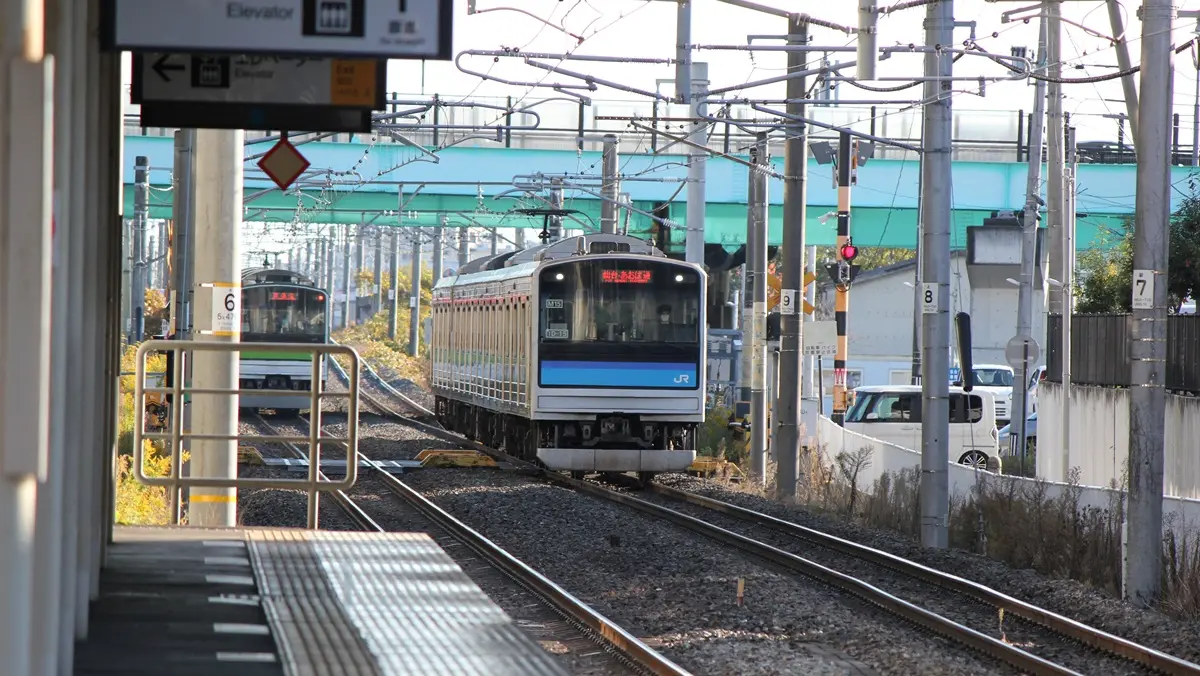 Senseki Line 205 series 3100 train arriving at Kozuru-Shinden Station