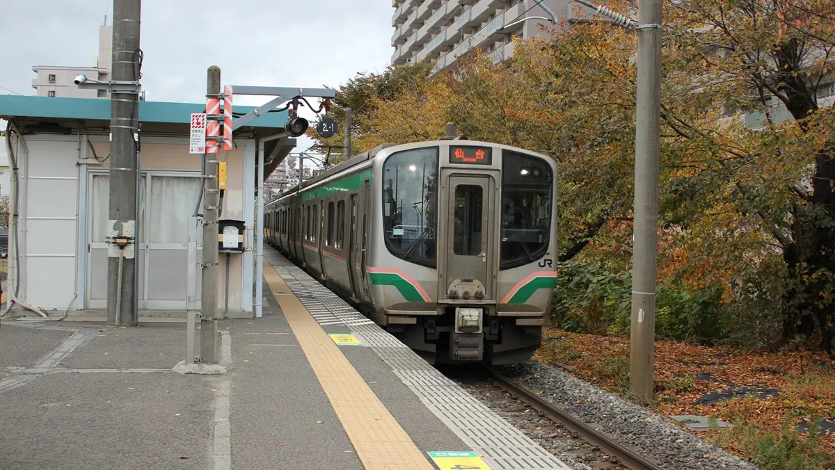 北仙台駅に到着した仙山線E721系電車