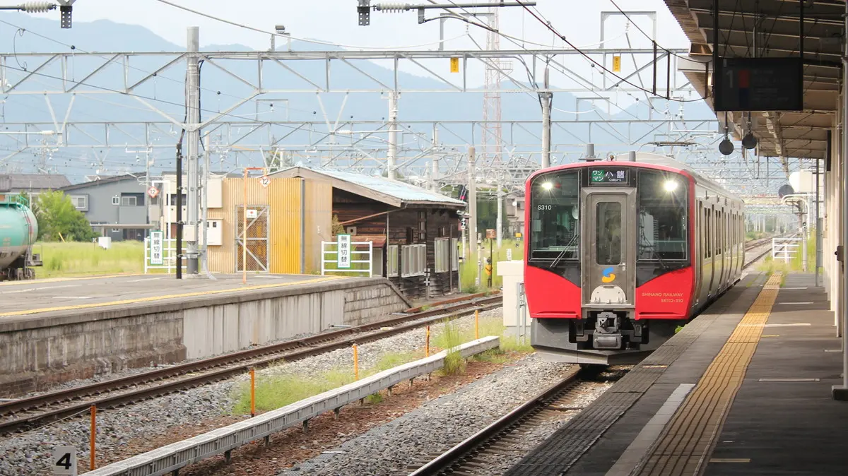 Shinano Railway Line SR1 series train arriving at Shinonoi Station