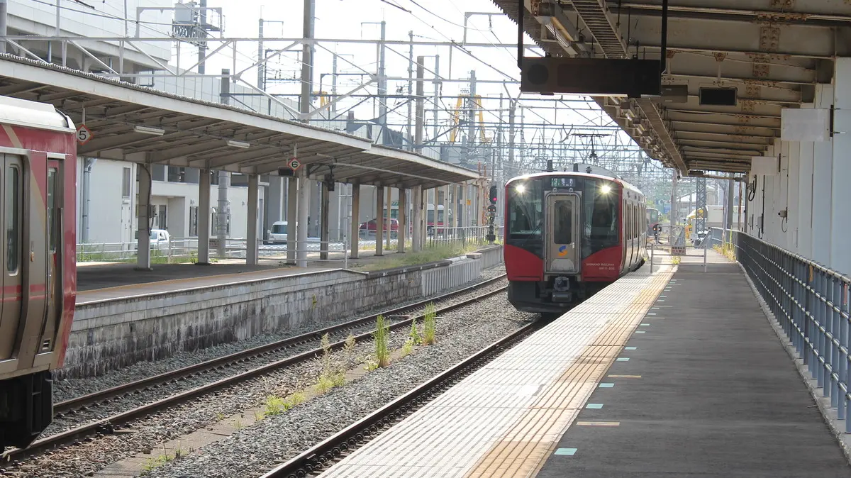 Shinano Railway Line SR1 series train arriving at Ueda Station