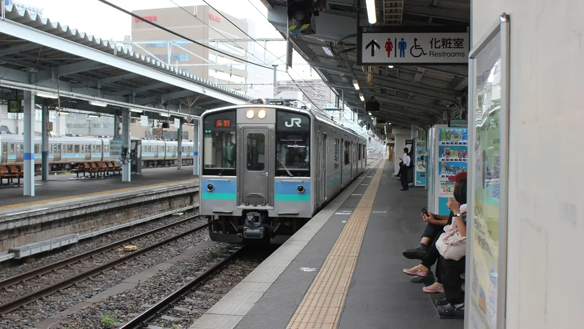 Shinonoi Line E127 series 100 train arriving at Matsumoto Station