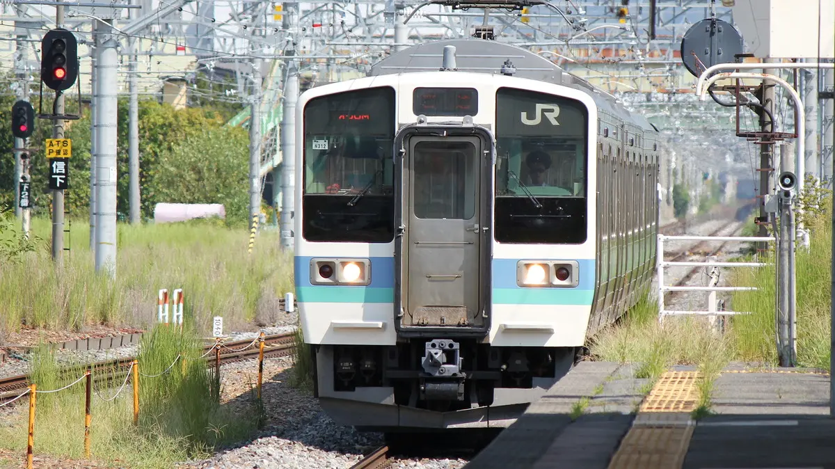 Shinonoi Line 211 series train arriving at Shinonoi Station