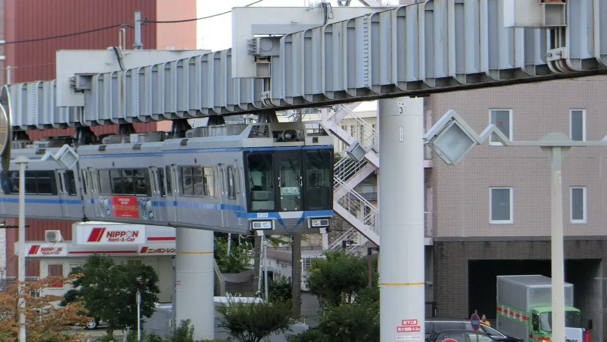 大船駅に到着する湘南モノレール5000系電車
