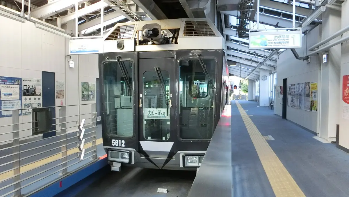 湘南江ノ島駅で出発を待つ湘南モノレール5000系電車