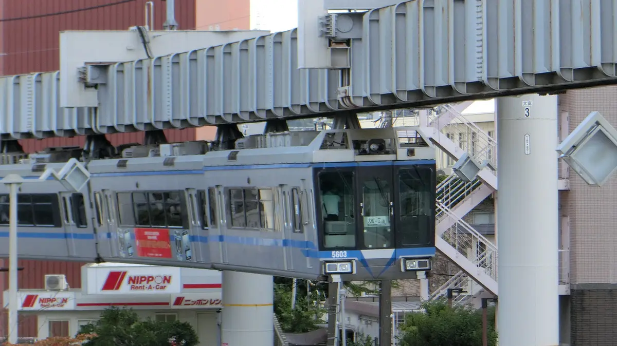 Shonan Monorail 5000 series train arriving at Ofuna Station