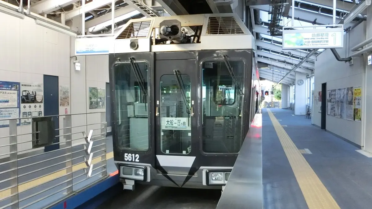 湘南江ノ島駅で出発を待つ湘南モノレール5000系電車