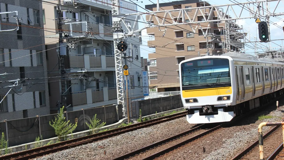 船橋駅に到着するE231系総武線各駅停車