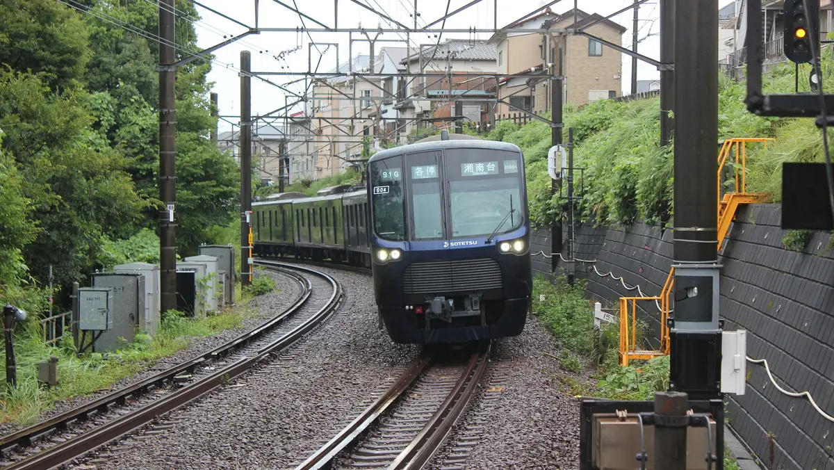 Sotetsu Izumino Line 20000 series train arriving at Tsurugamine Station