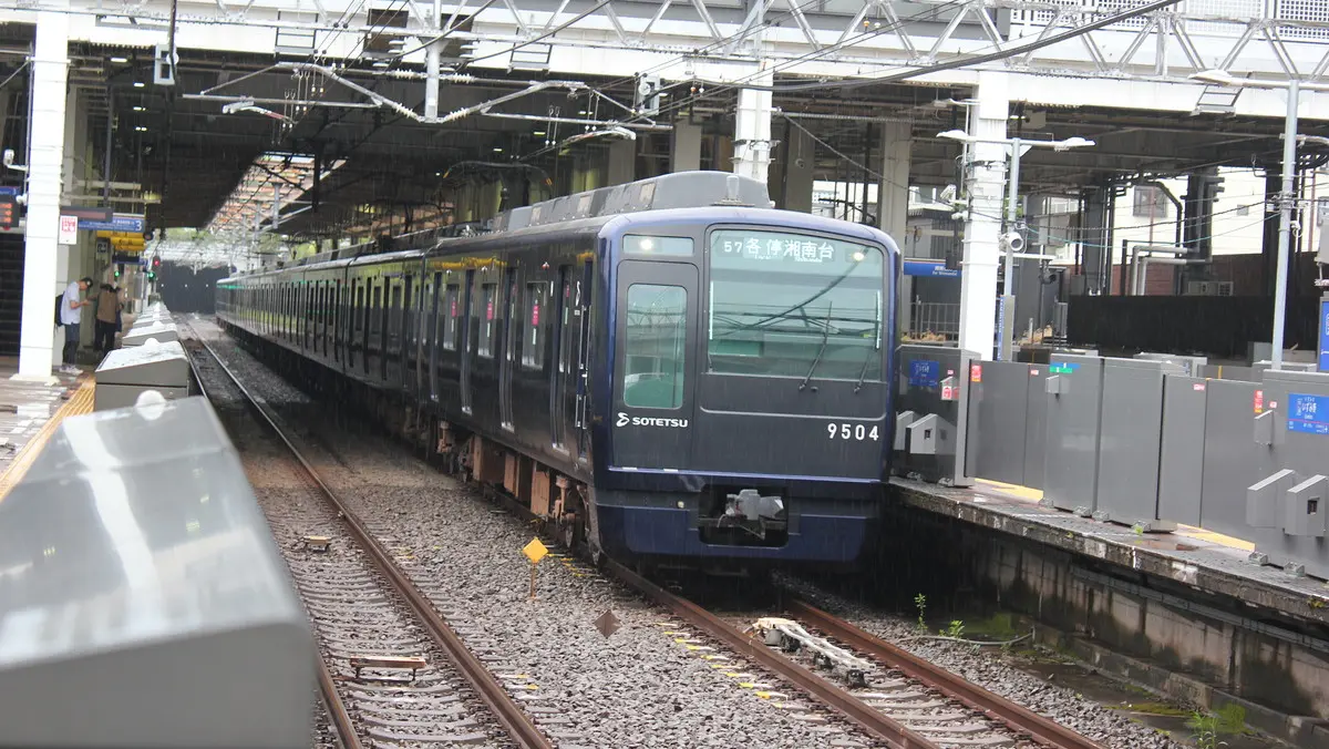 Sotetsu Izumino Line 9000 series train arriving at Izumino Station