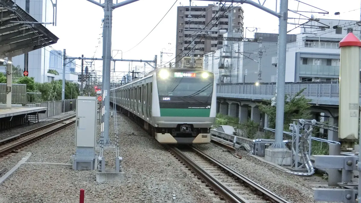 Sotetsu-JR Direct Line E233 series train arriving at Musashi-Kosugi Station