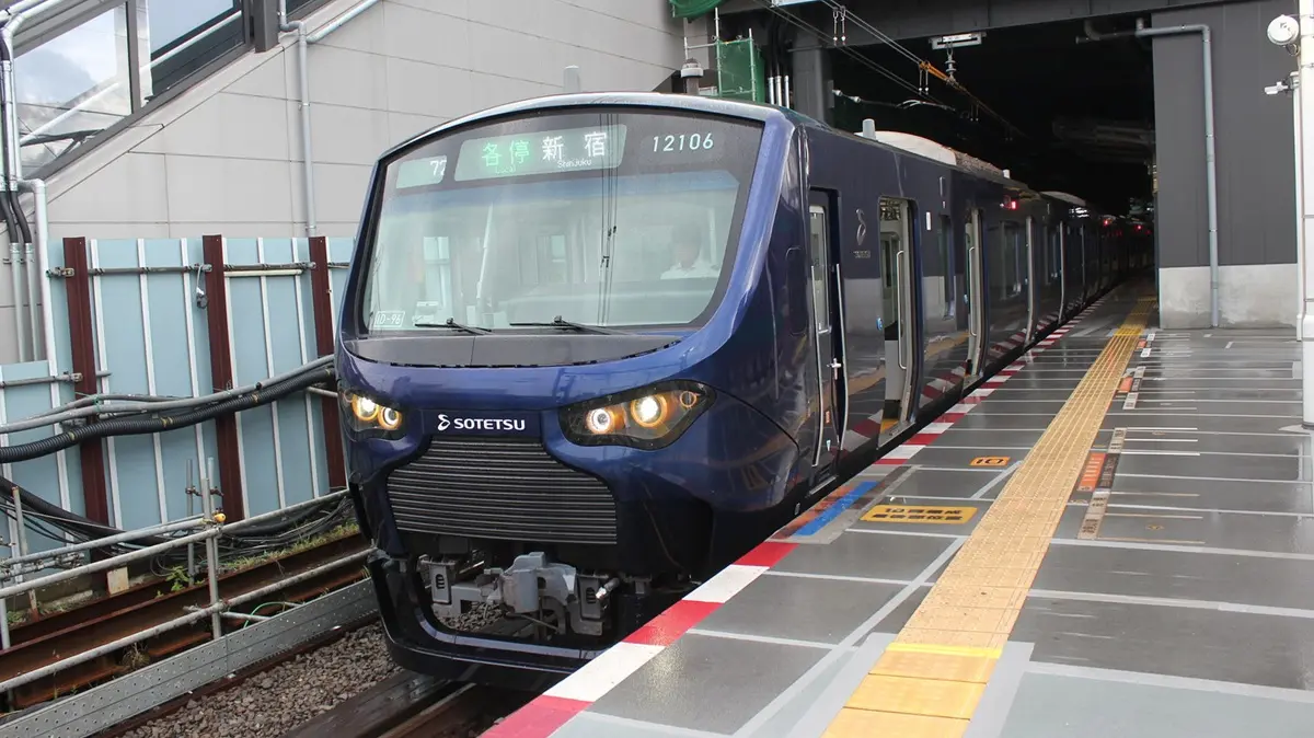 海老名駅で出発を待つ相鉄・JR直通線12000系電車